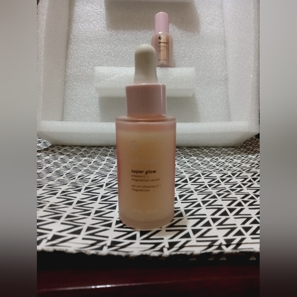 Glossier Super Glow Vitamin C + Magnesium Serum - Picture 4 of 12